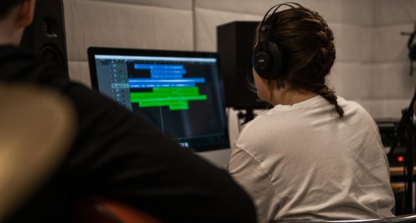 studerande arbetar vid dator i musikstudio