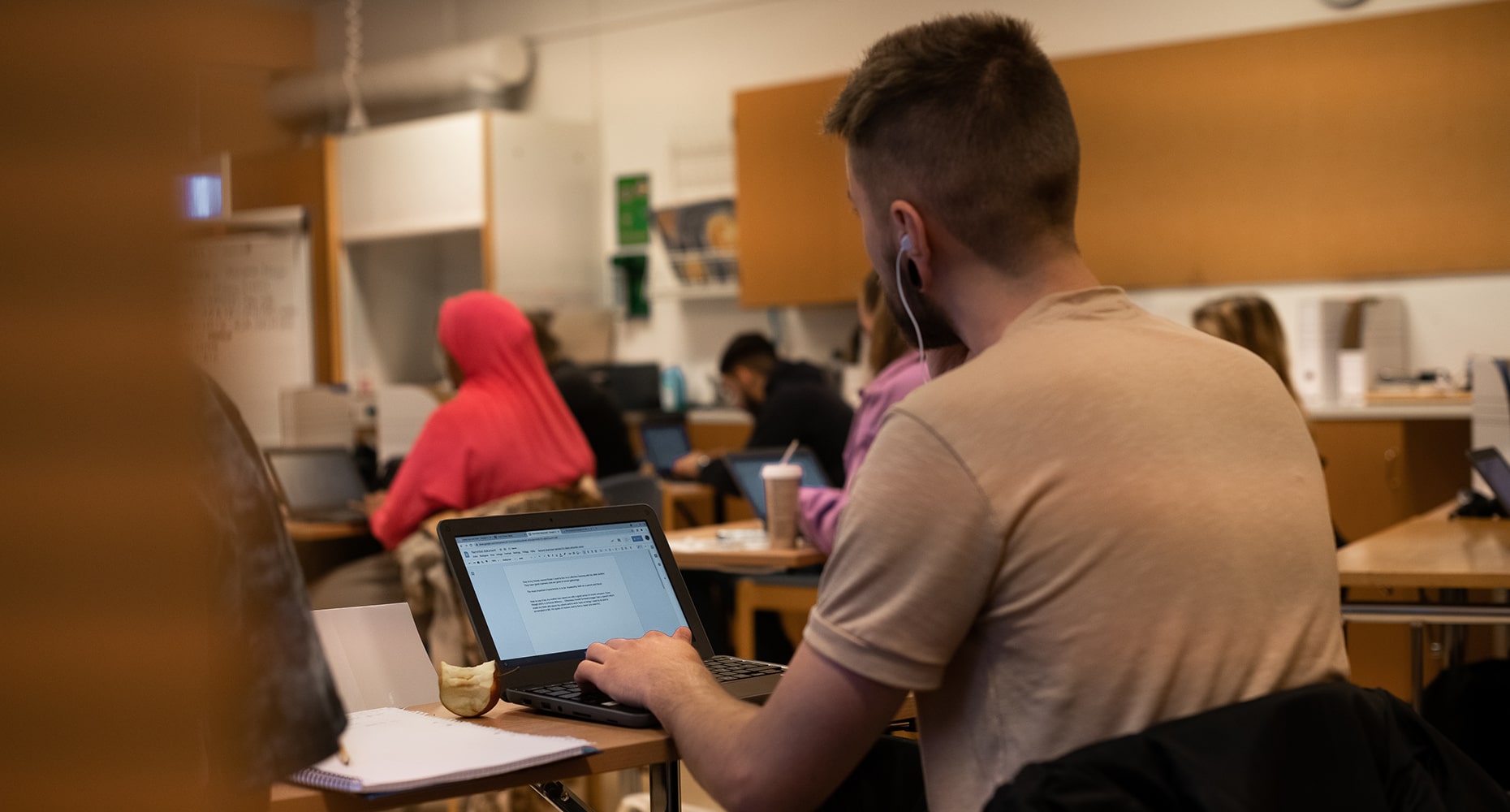 studerande vid skrivande på Marieborg Folkhögskola