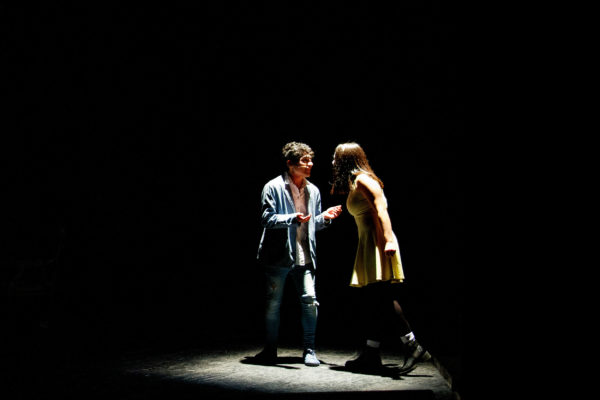 En man och en kvinna i dialog på en teaterscen