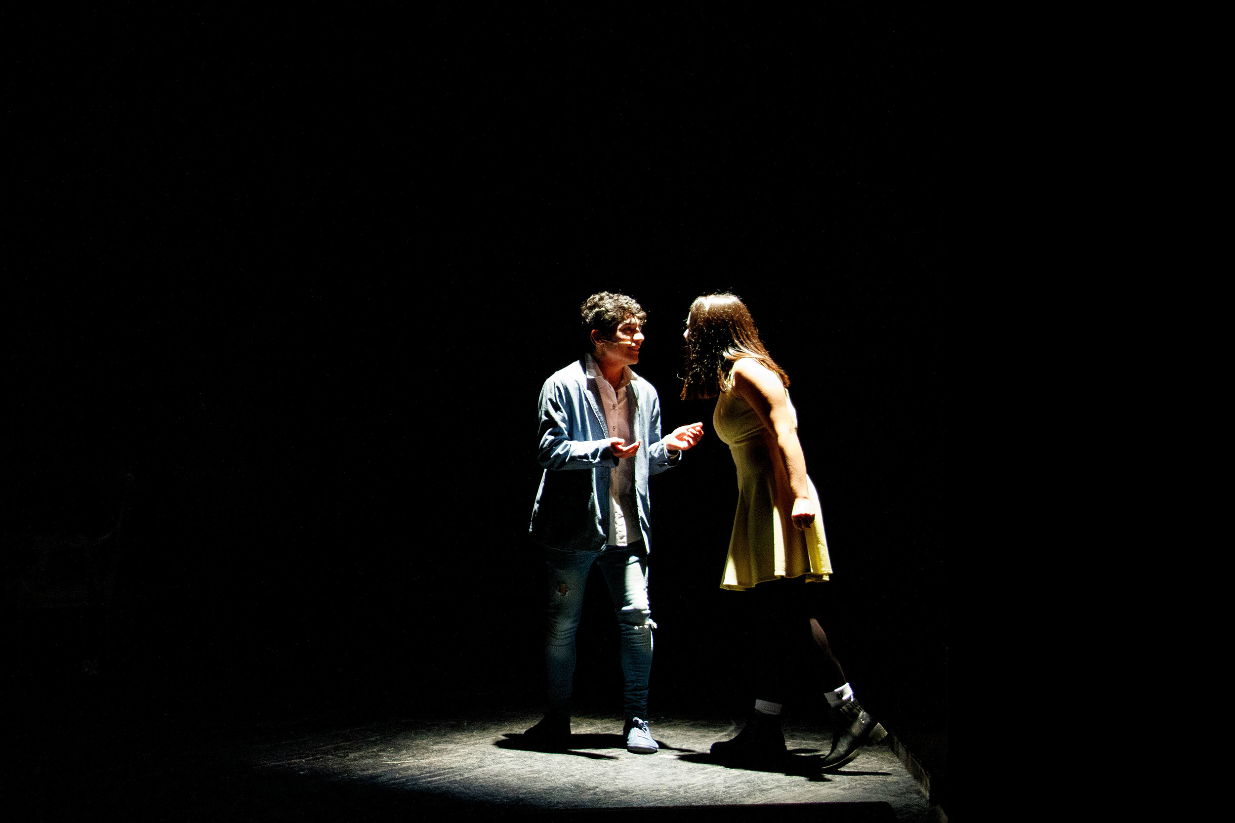 En man och en kvinna i dialog på en teaterscen
