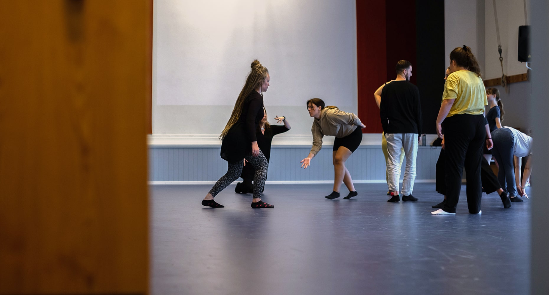 teaterstuderande agerar i lokal på Marieborg Folkhögskola