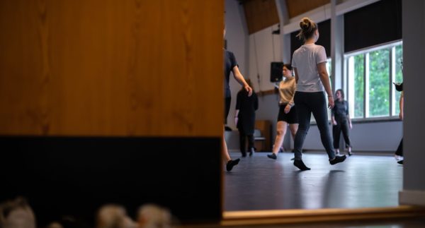 teaterstuderande agerar i lokal på Marieborg Folkhögskola