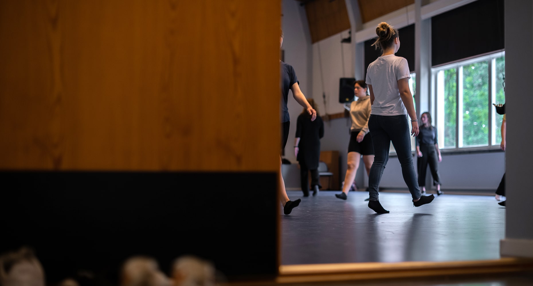 teaterstuderande agerar i lokal på Marieborg Folkhögskola