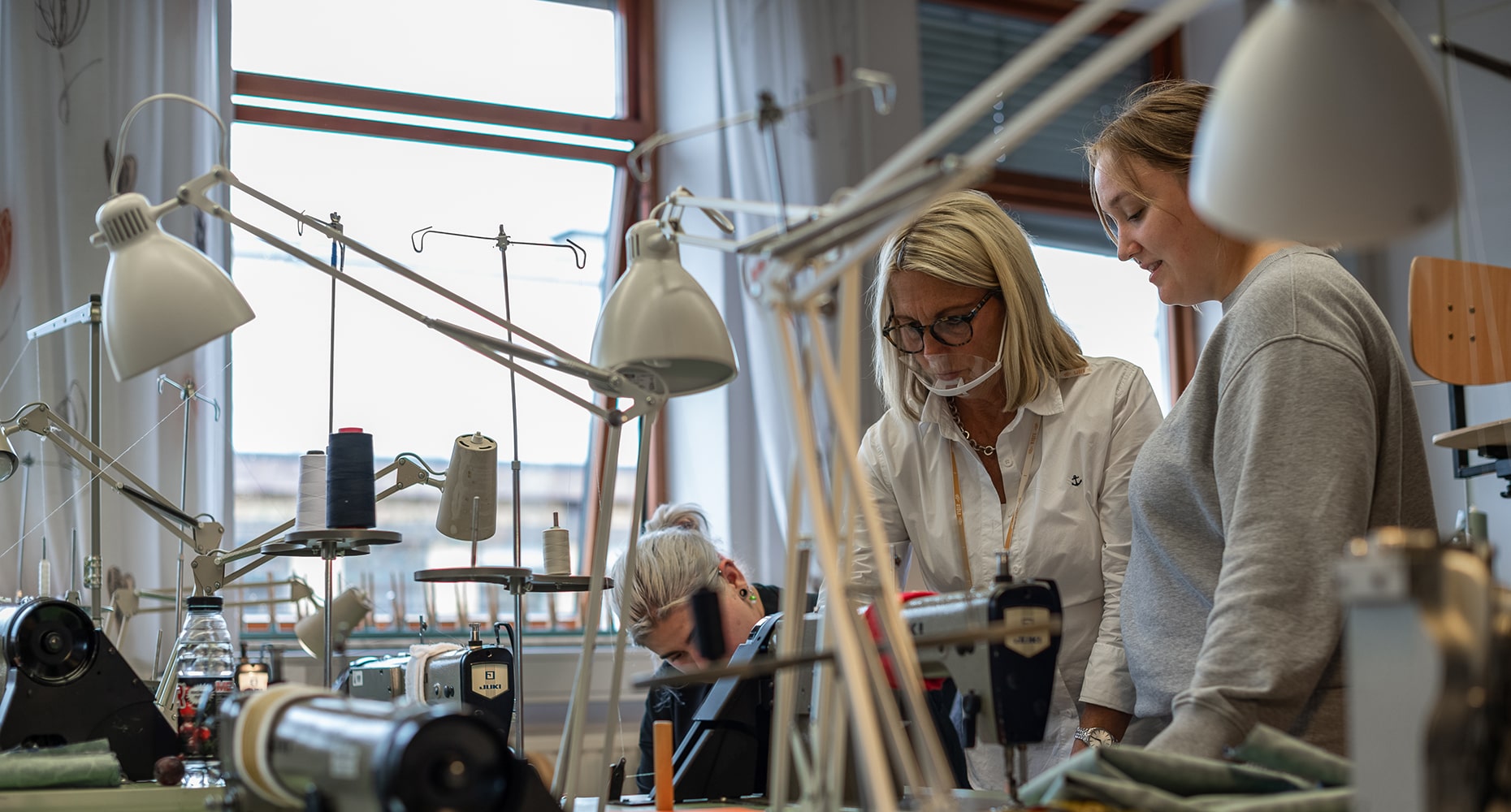 studerande vid textil i lektionssal på Marieborg Folkhögskola