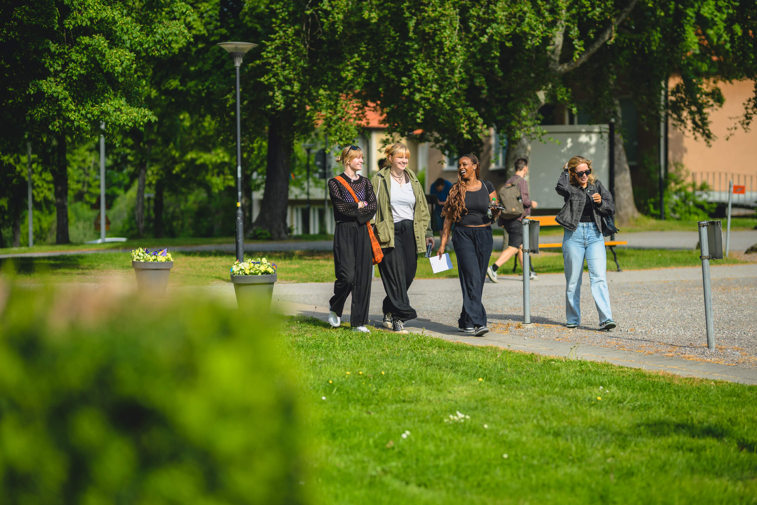 Studerande på Marieborg skrattar och går tillsammans på skolgården.